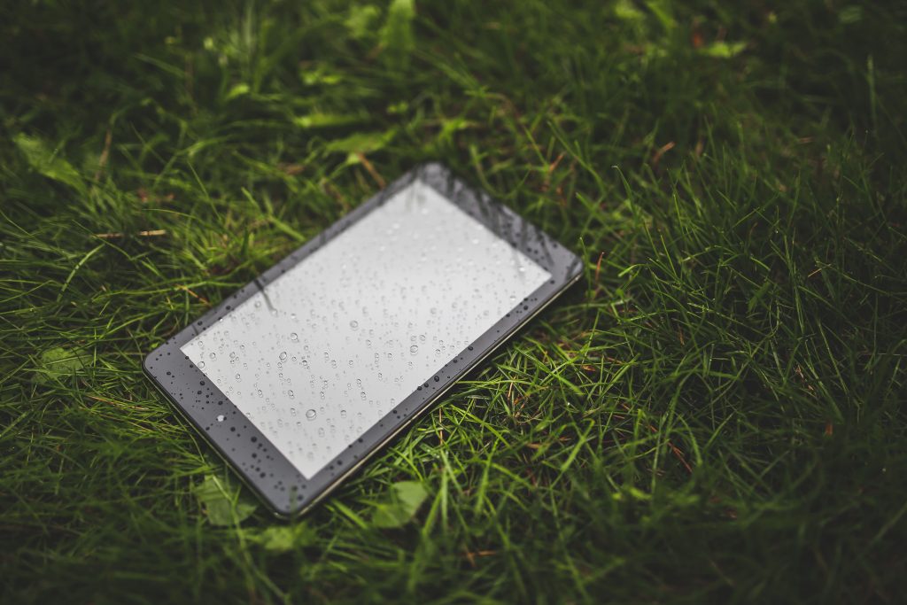 Can you use smartphone in rain: Best tech hacks for 2023